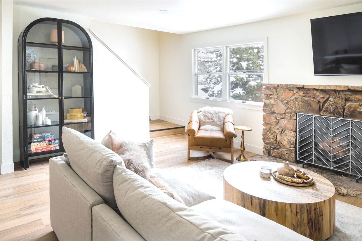 Primary Photo - Charming Park Avenue Condo in Old Town!