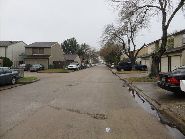 Foto del edificio - 4527 Terrace Manor Dr