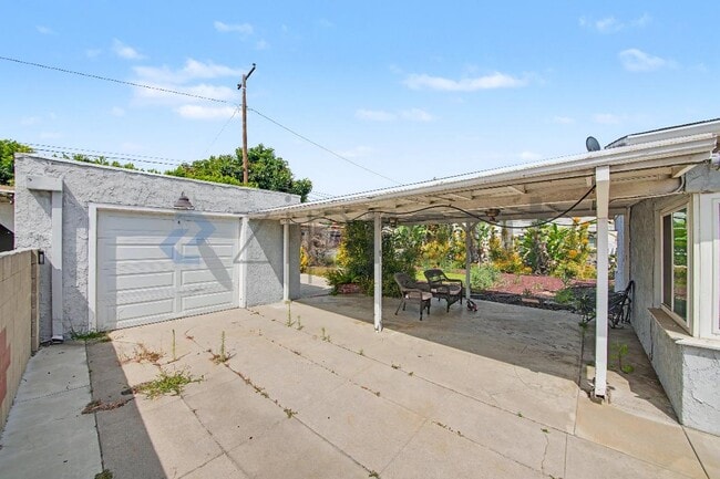Building Photo - 445/2 E Alisal St