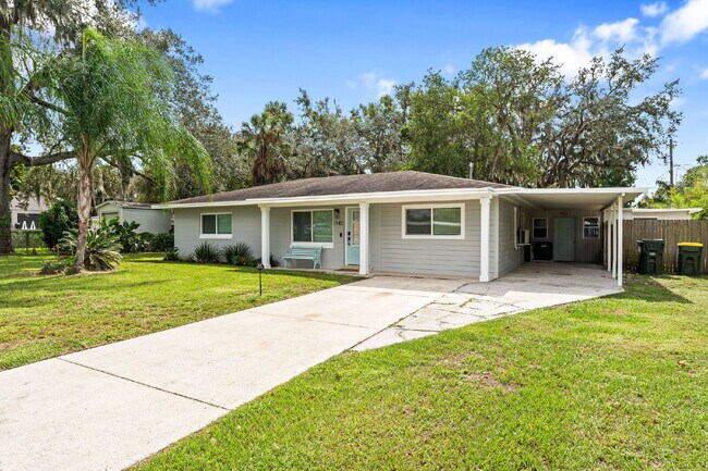 Foto del edificio - Charming 4-Bed with 2 Full Baths and Large Fenced-in Yard in the Heart of Clermont!