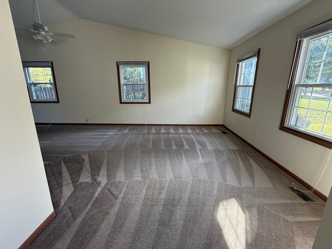 Building Photo - 1335 Fountain Green Dr