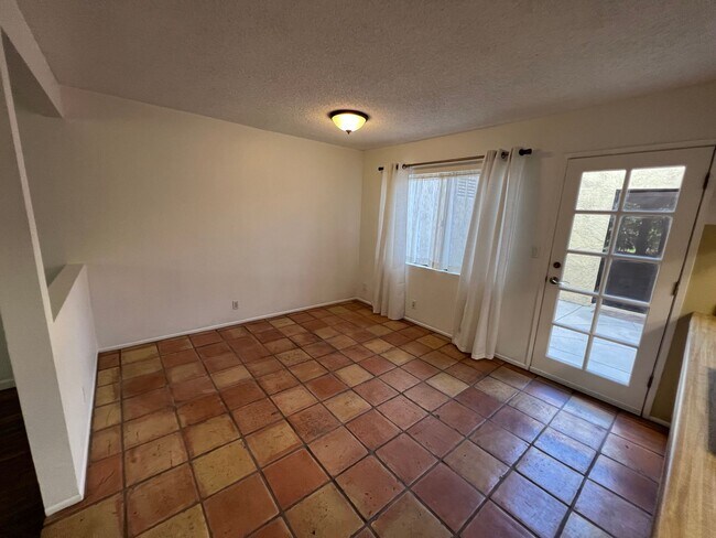 Building Photo - Spacious 2 Bed/ 2.5 Bath Townhouse For Ren...