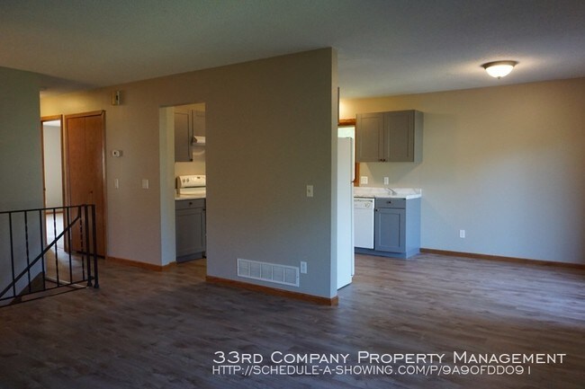 Building Photo - Freshly Updated Woodbury Twin Home!