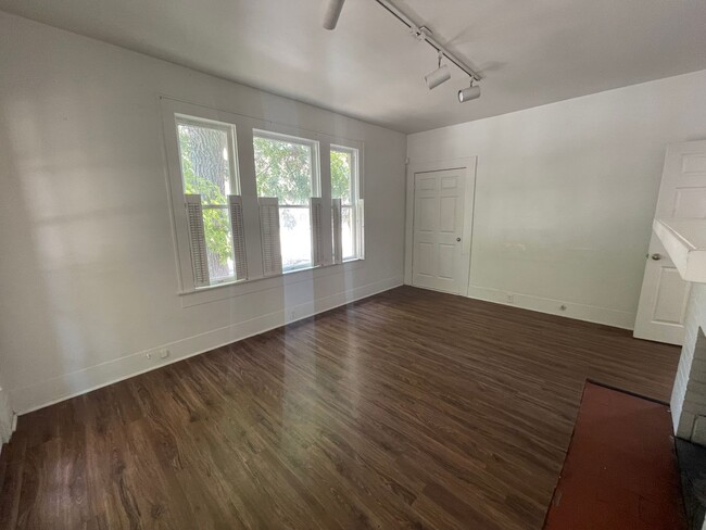 Building Photo - 3bed/1bath Duplex on West Campus - Walk to...