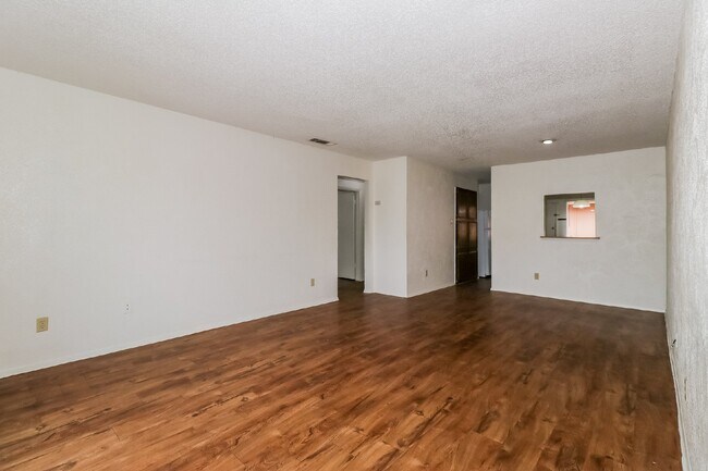 Foto del edificio - 323 W William Cannon Dr