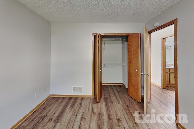 Foto del edificio - 7920 Grinnell Way