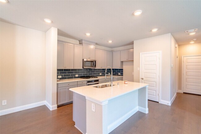 Building Photo - 7800 Manilla Dr