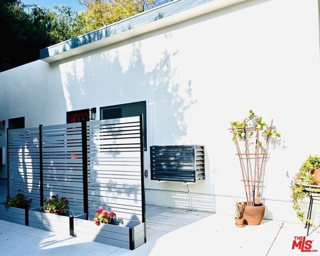 Building Photo - 2628 Beachwood Dr