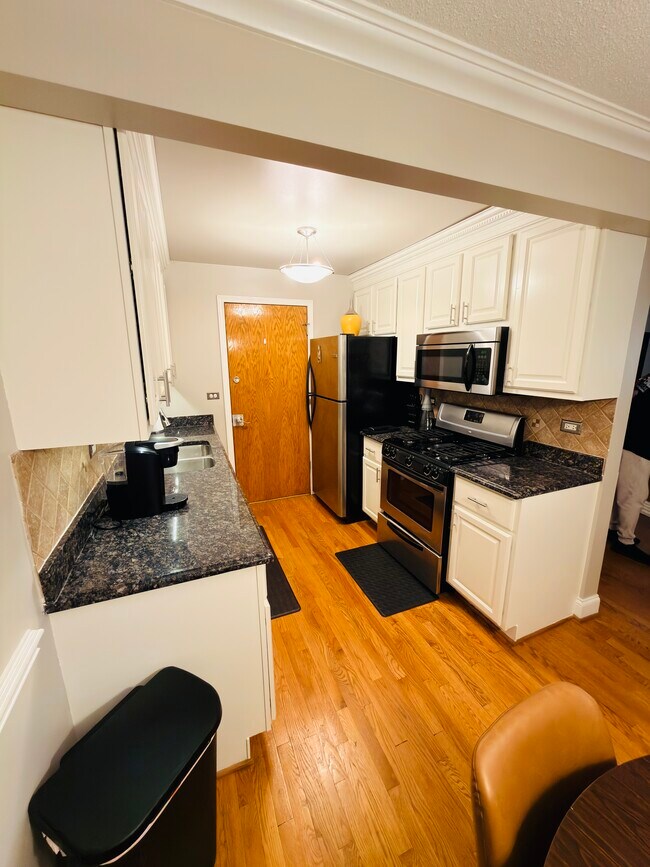 Foto del edificio - 4932 N Leonard Dr