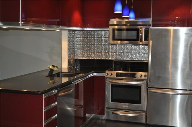 Building Photo - 615 NE 12th Ave