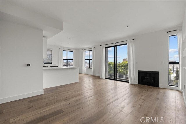 Foto del edificio - 8811 Burton Way