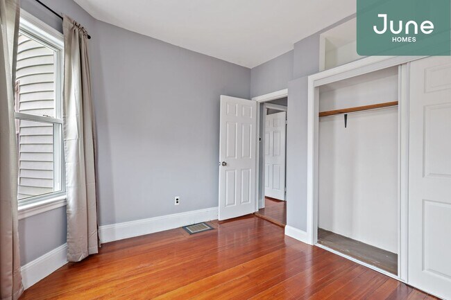 Building Photo - Full room in 4-bed/1.0-bath Home