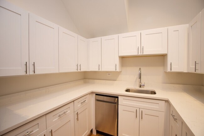 Building Photo - 2030 N Oakley Ave