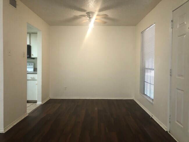 Foto del edificio - 2401 Leon St