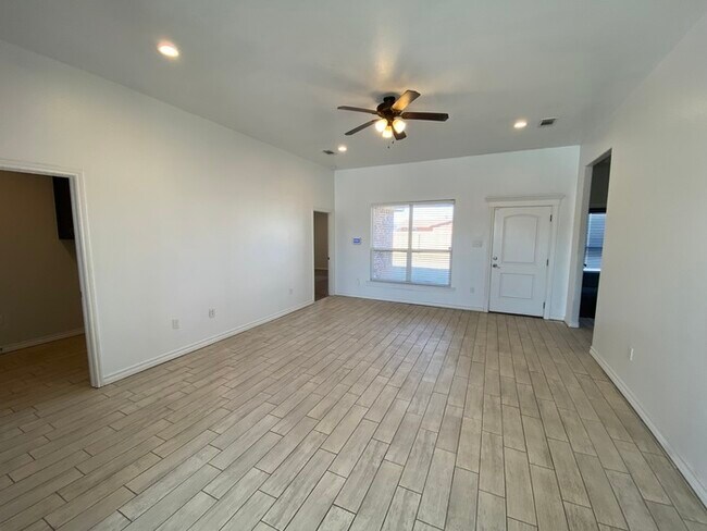 Building Photo - 3 bed 2 bath 1 car garage