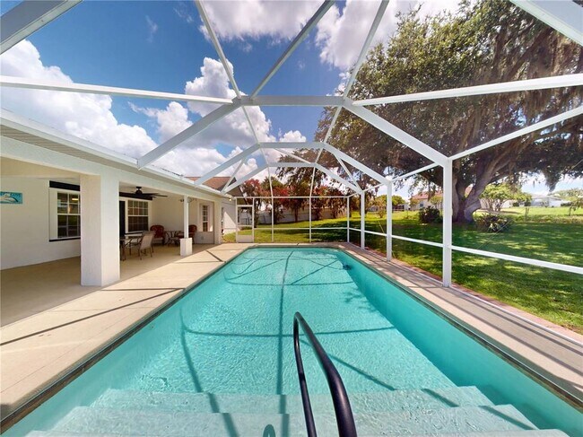 Building Photo - 7923 Ridge Pointe Dr E