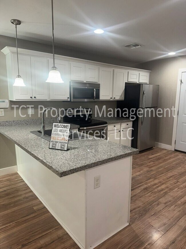 Foto del edificio - Newly Renovated Home With NO HOA on Large Lot