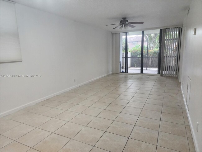 Foto del edificio - 8441 Forest Hills Dr