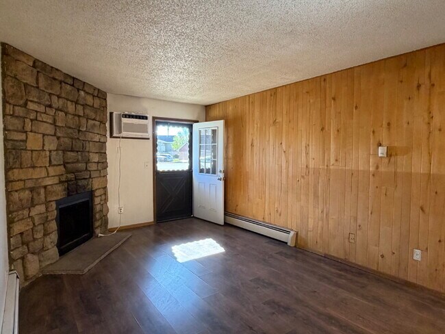 Foto del edificio - Ground Level 1 Bedroom/1 Bathroom Condo Located In Gated Oak Park Community! (Available Immediately)
