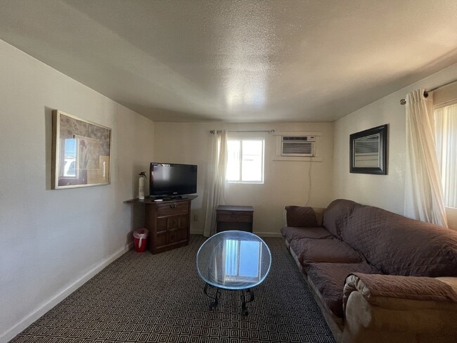 Foto del edificio - Furnished 2 bedroom 1 bath condo with yard