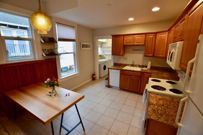 Building Photo - Charming Capitol Hill One Bedroom - AVAILABLE 9/8/2026!