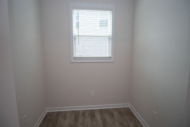 Building Photo - Spacious 4-Bedroom Home - Convenient to Fo...