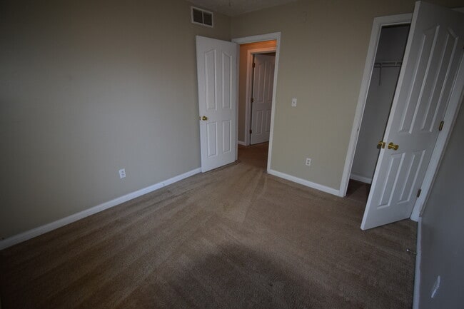 Building Photo - VIRTUAL SHOWINGS AVAILABLE - Townhome Betw...