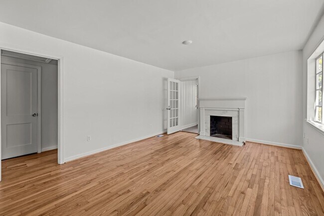 Building Photo - 2 Bedroom 1 Bath For Rent-7840 8th Ave S, Birmingham, AL 35206