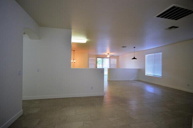 Building Photo - 1147 E Estate Rd