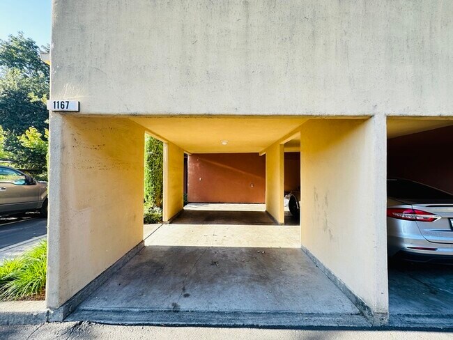 Building Photo - Townhouse For Rent - Great Location