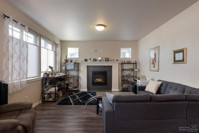 Building Photo - Well maintained home in SE Bend with AC!
