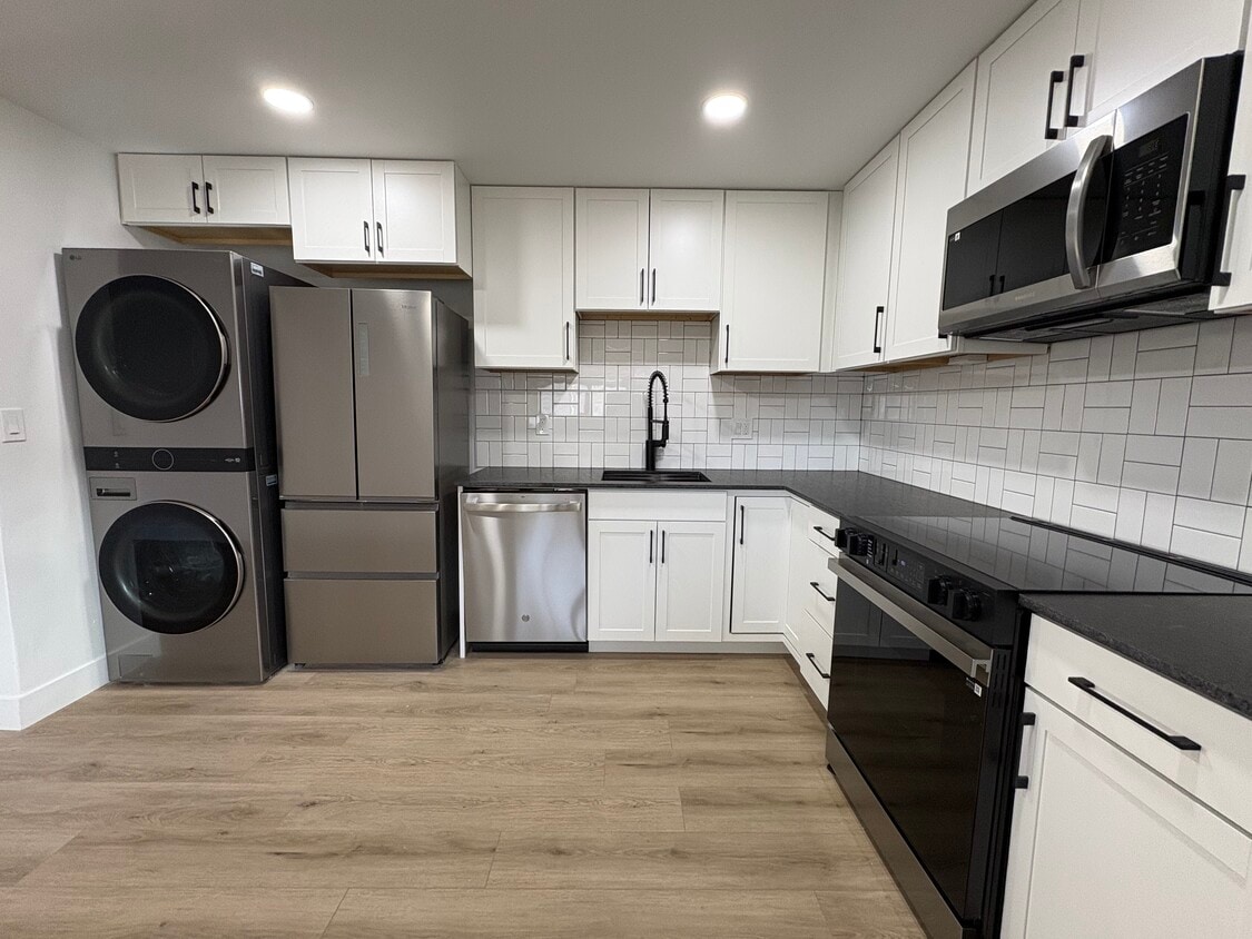 Building Photo - 560 E 100 N