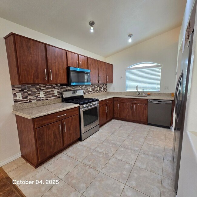 Foto del edificio - 2 BEDROOM HOUSE, SINGLE STORY