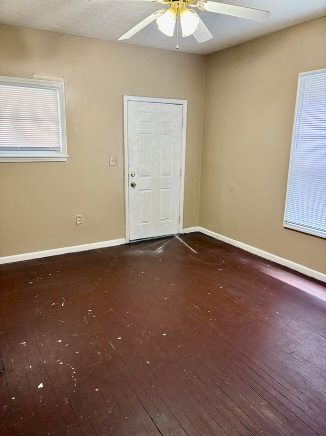 Building Photo - 3 bedroom 2 bath house for rent