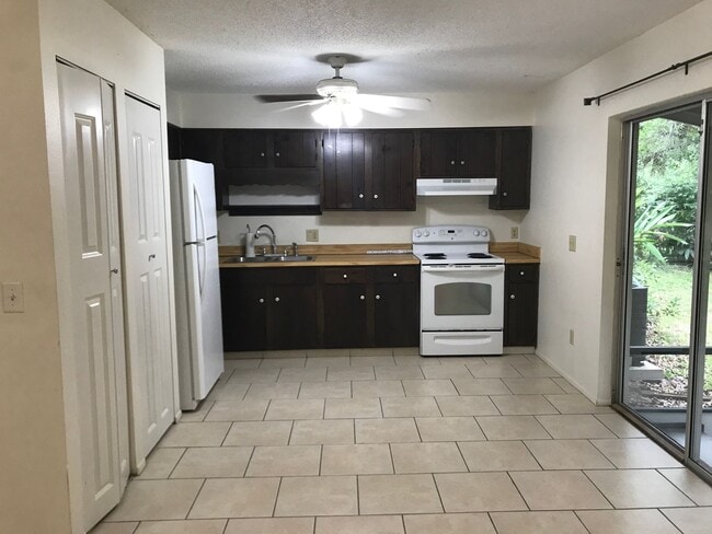 Building Photo - 2200 Pine Hill Pl