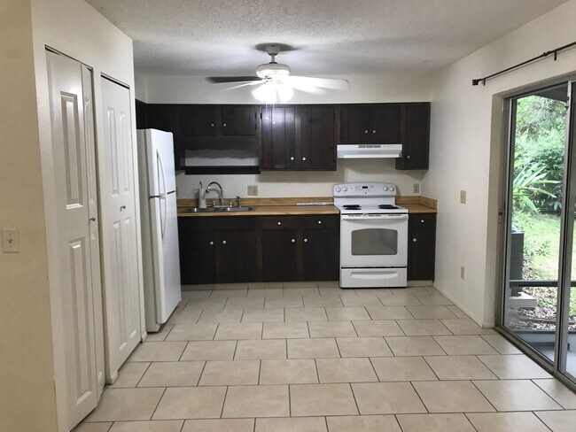 Foto del edificio - 3 bedroom, 1 and 1/2 bath, 1 car garage, r...