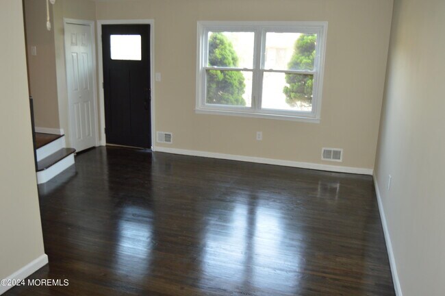 Building Photo - 169 Village Green Way