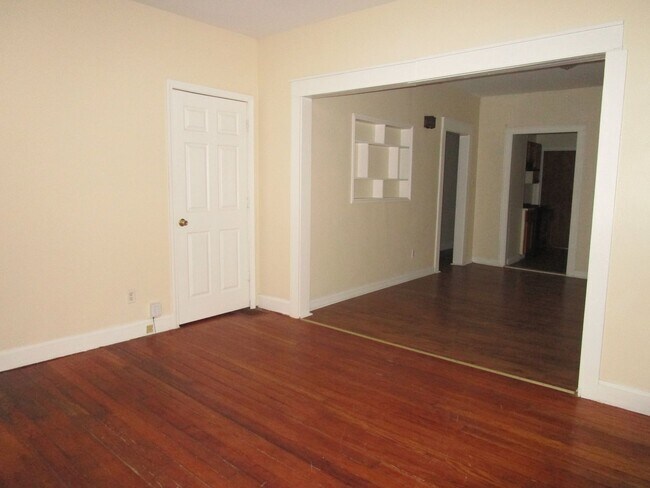 Building Photo - Corner Lot Home 3 Bedroom/ 1 Bathroom