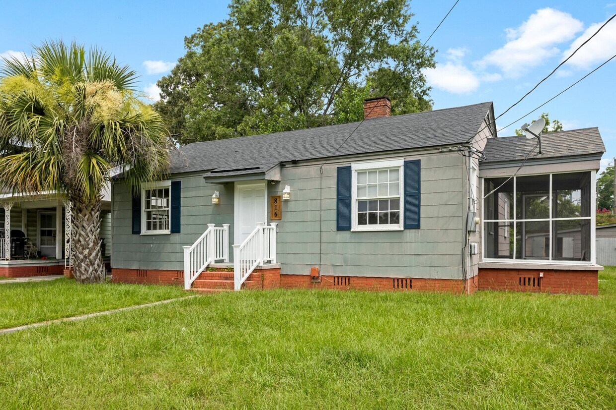 Foto principal - 3 bedroom, 1 bath home close to Gulfstream...