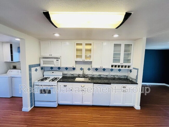 Building Photo - 246 Loma Vista Pl