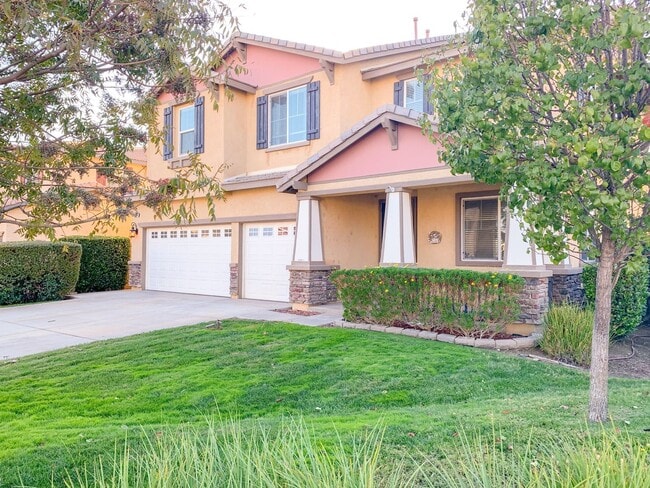 Building Photo - Large 5-Bedroom Home in the Heart of Lake ...