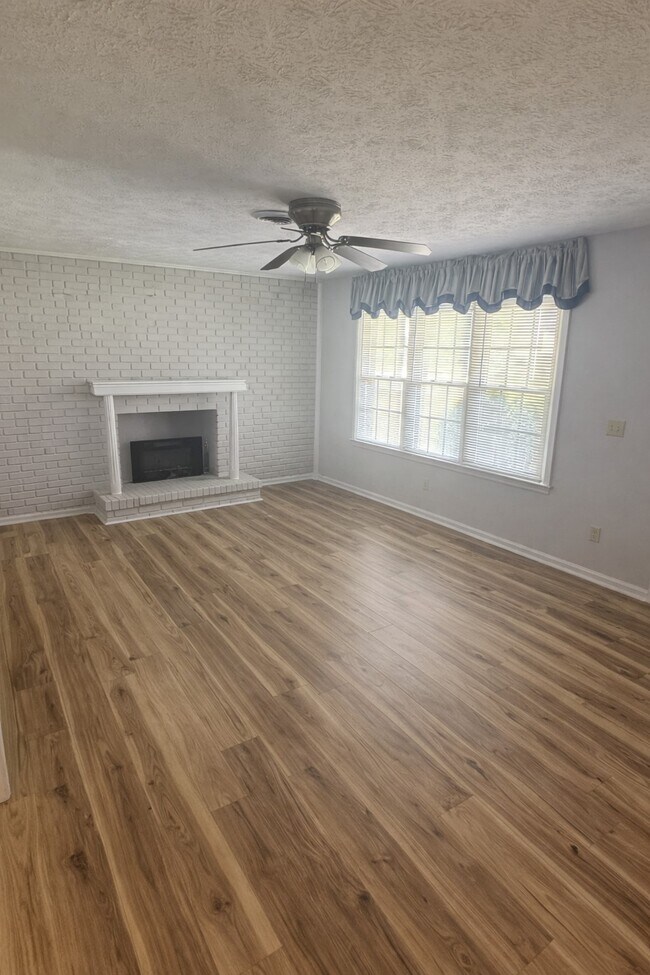 Foto del edificio - 730 Bradley Dr