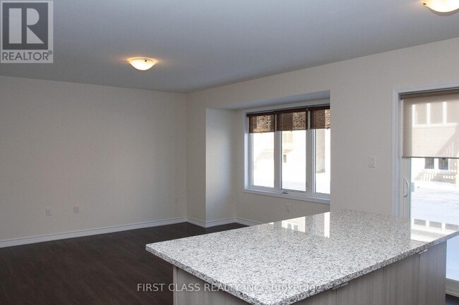Building Photo - 96 Hutt Cres