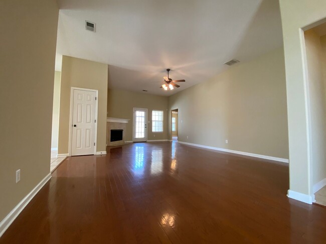 Building Photo - GORGEOUS 4 BEDROOM 3 BATHROOM CORDOVA RENT...