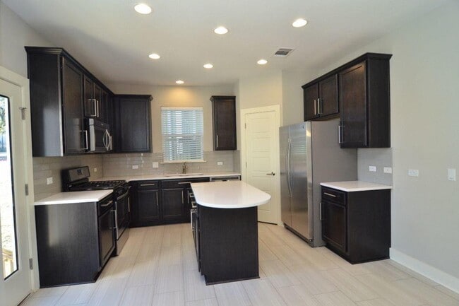 Building Photo - 2921 Bond Dr