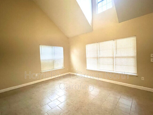 Foto del edificio - 723 Continental Dr