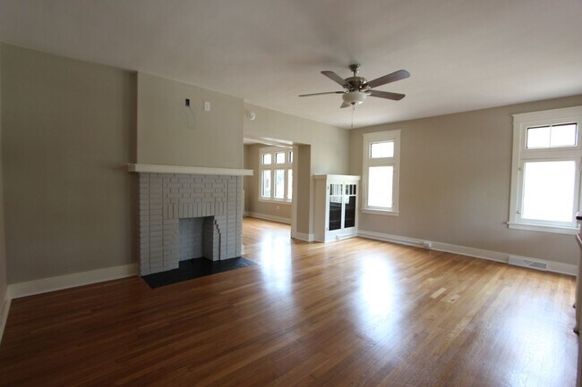 Building Photo - 321 W Hutchinson Ave