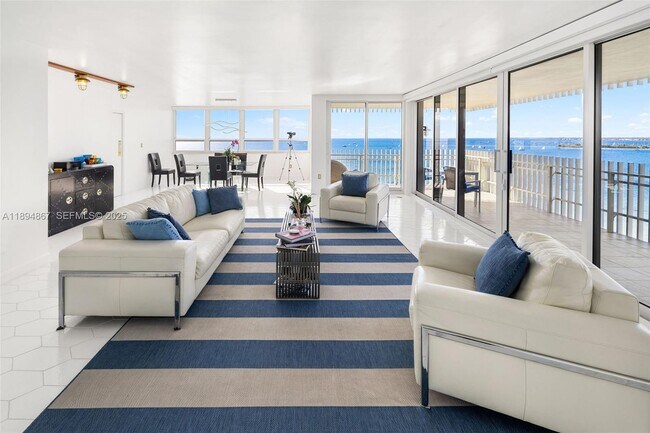 Foto del edificio - 1 Grove Isle Dr