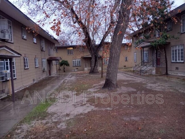 Building Photo - 703 Spring St