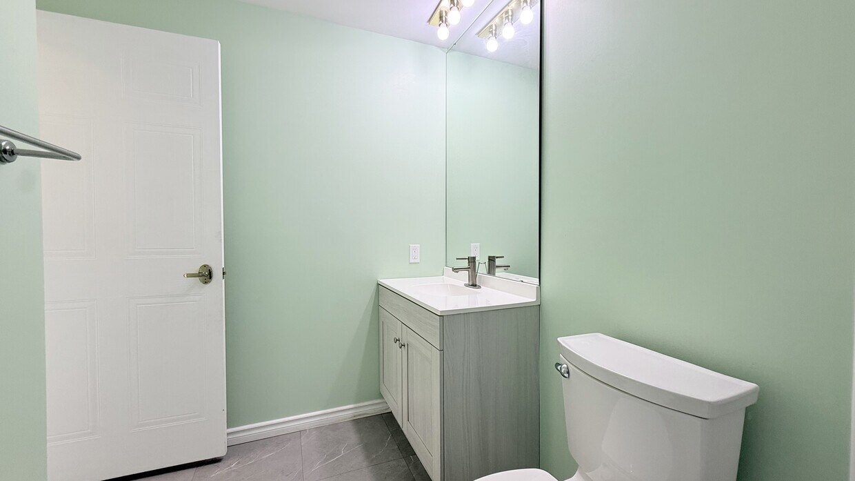 Building Photo - 570 Proudfoot Ln